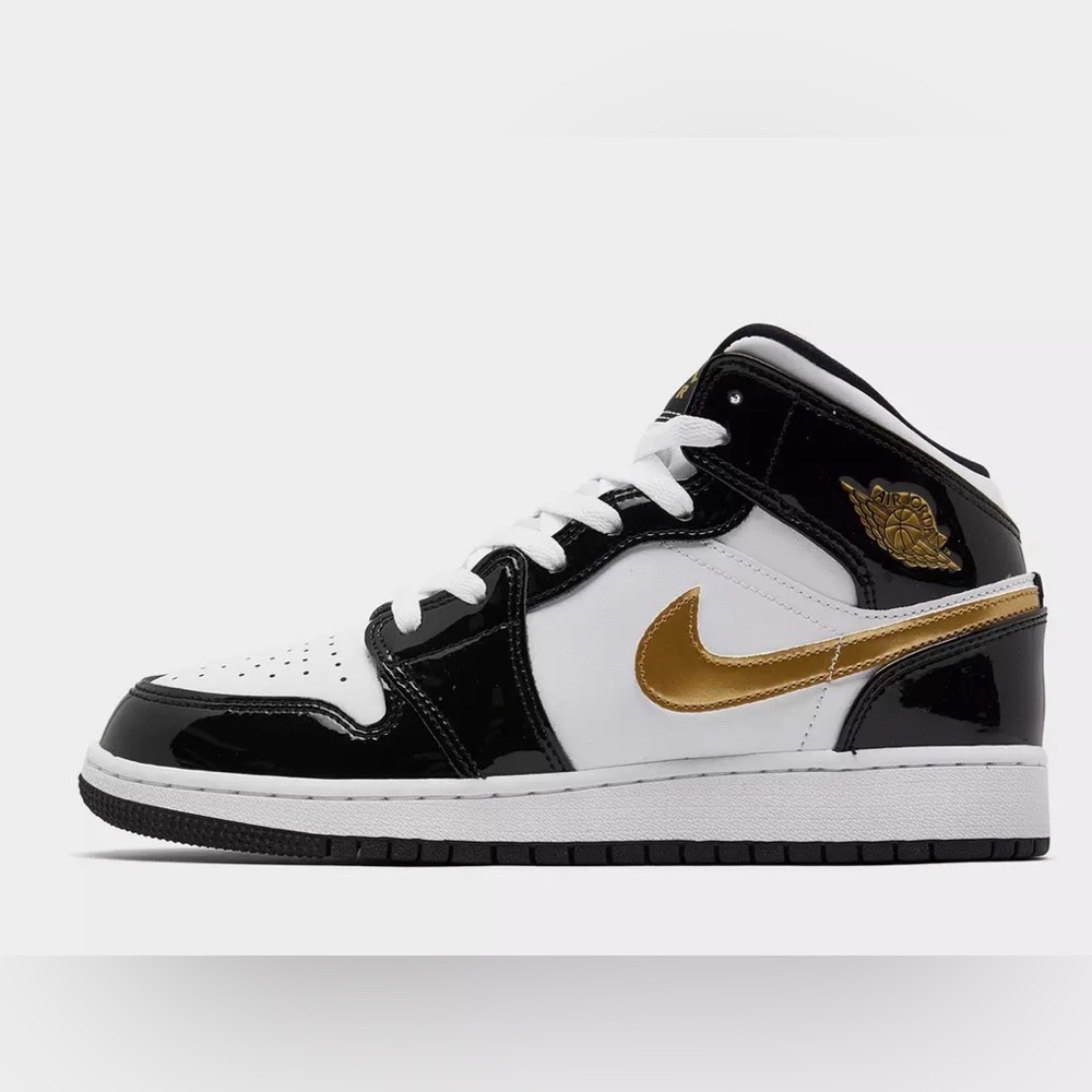 Nike Big Kids' Air Jordan Retro 1 basketball sneakers